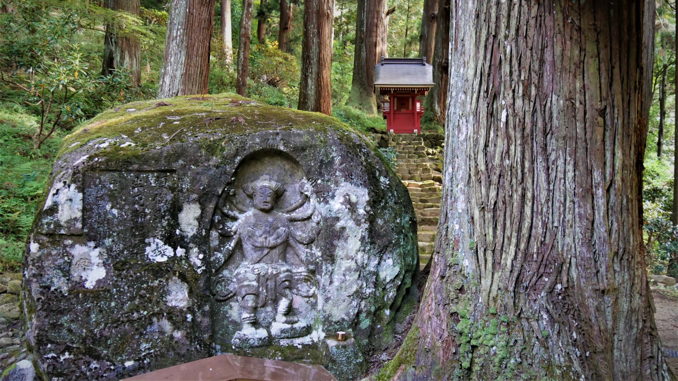 室生寺_金堂脇の軍荼利(ぐんだり)明王石仏と天神社