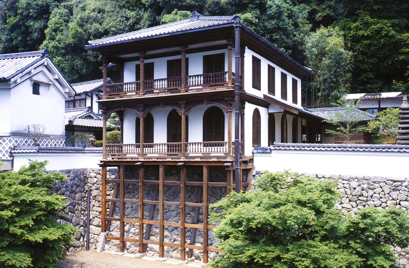 獅子閣「懸造」の全景(宝山寺提供)