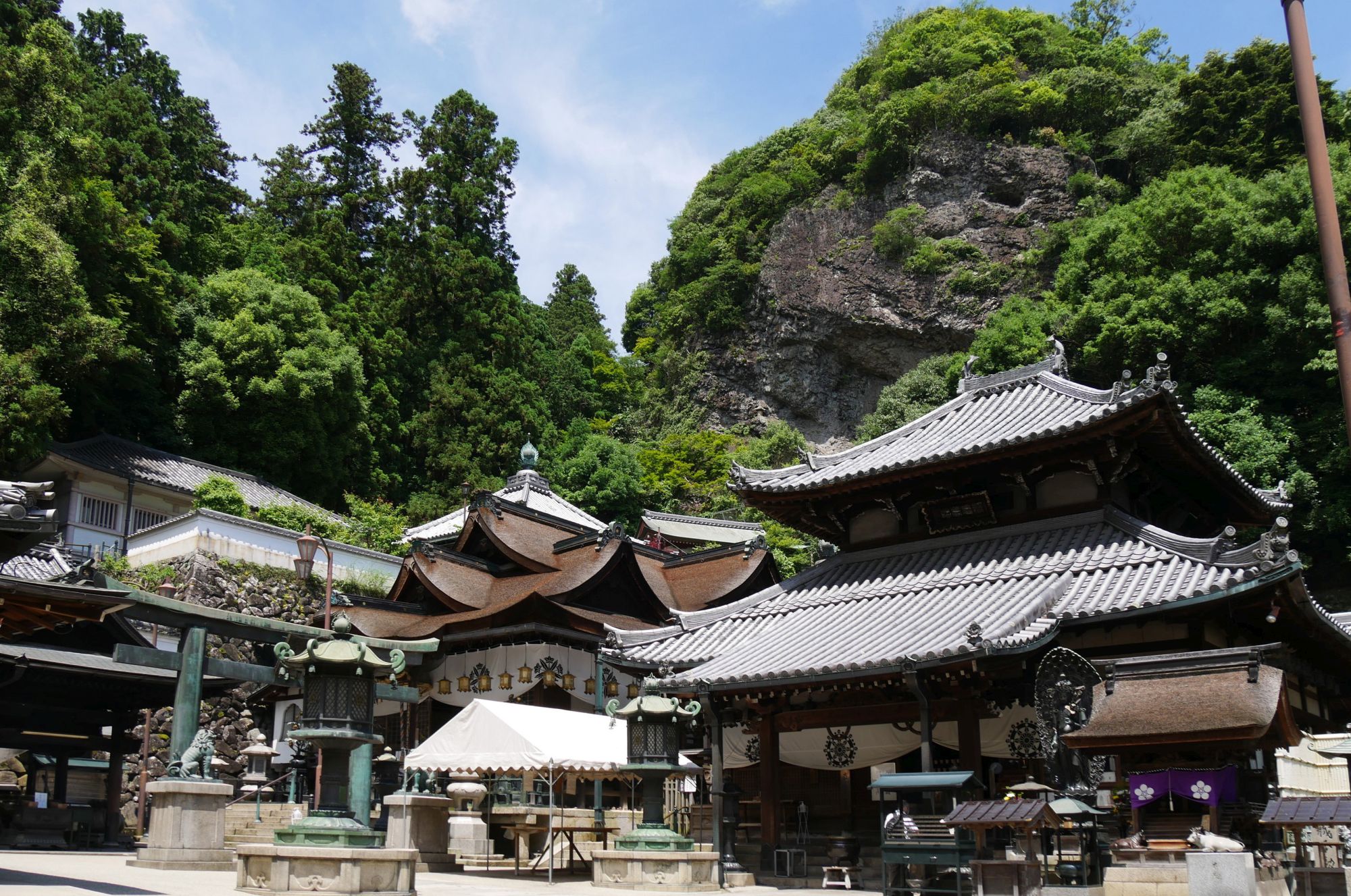 般若窟と宝山寺本堂(右)、聖天堂拝殿