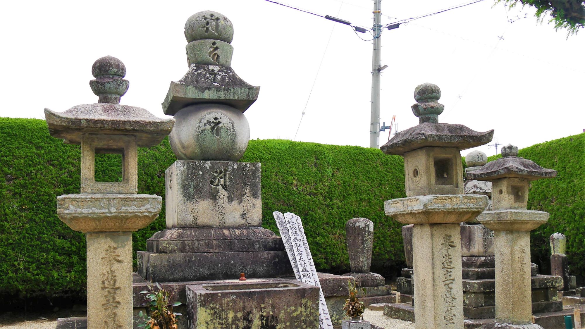 寺内墓所の奥にある公慶上人大五輪塔