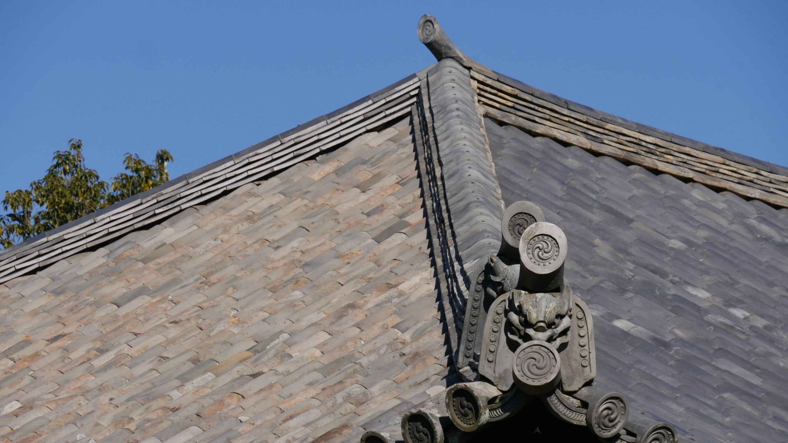 秋篠寺_寄棟造の美しい本堂屋根瓦