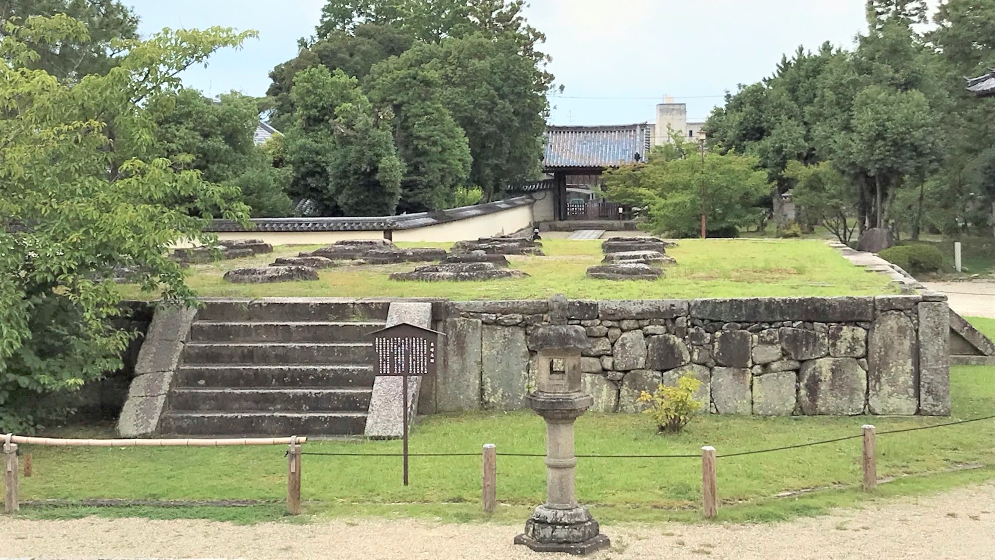 西大寺 本堂前の東塔跡