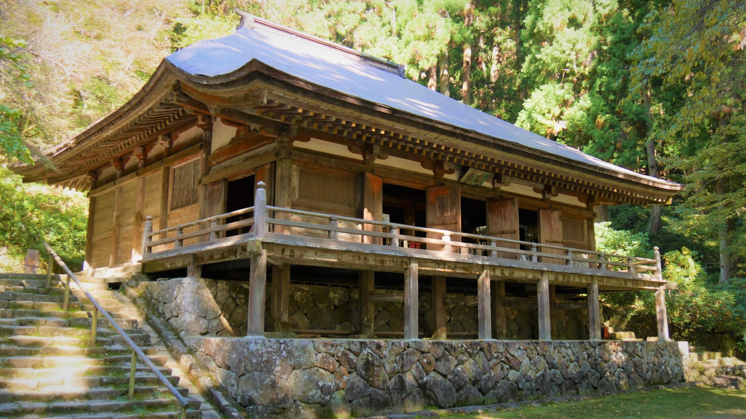 平安時代初期建立の金堂(国宝)