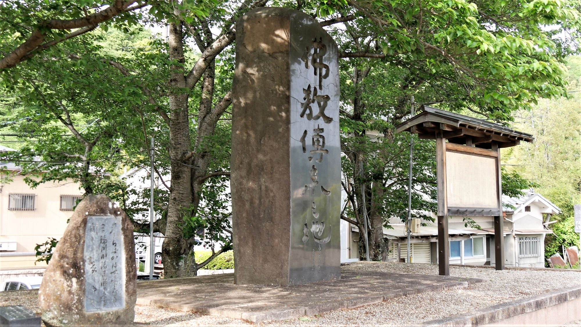 山の辺の道の南の起点「仏教伝来之地碑」