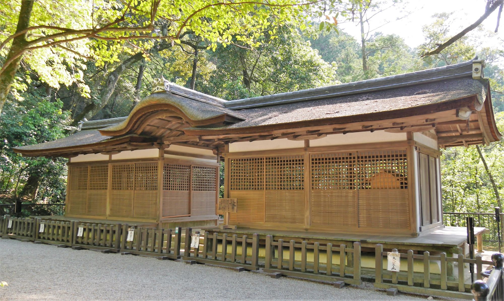 内山永久寺跡から石上神宮へ移築された割拝殿