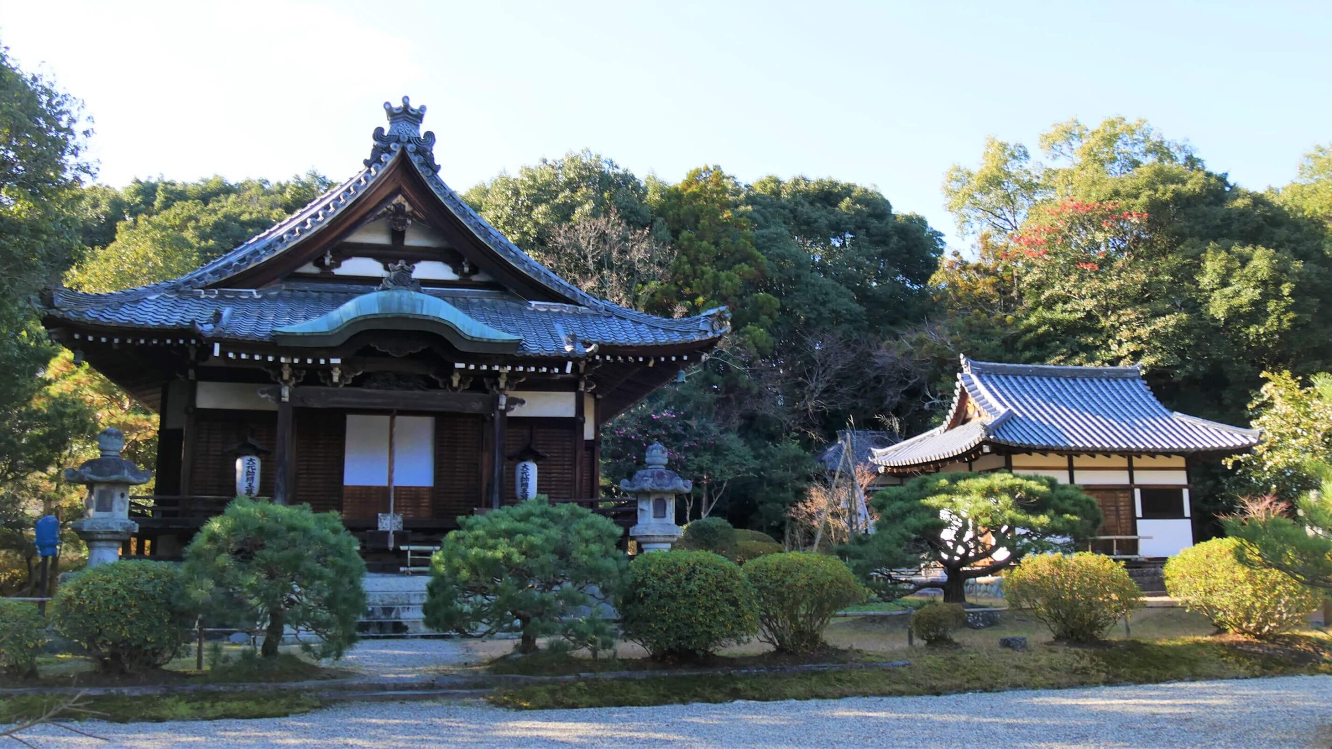 大元堂(左)と開山堂