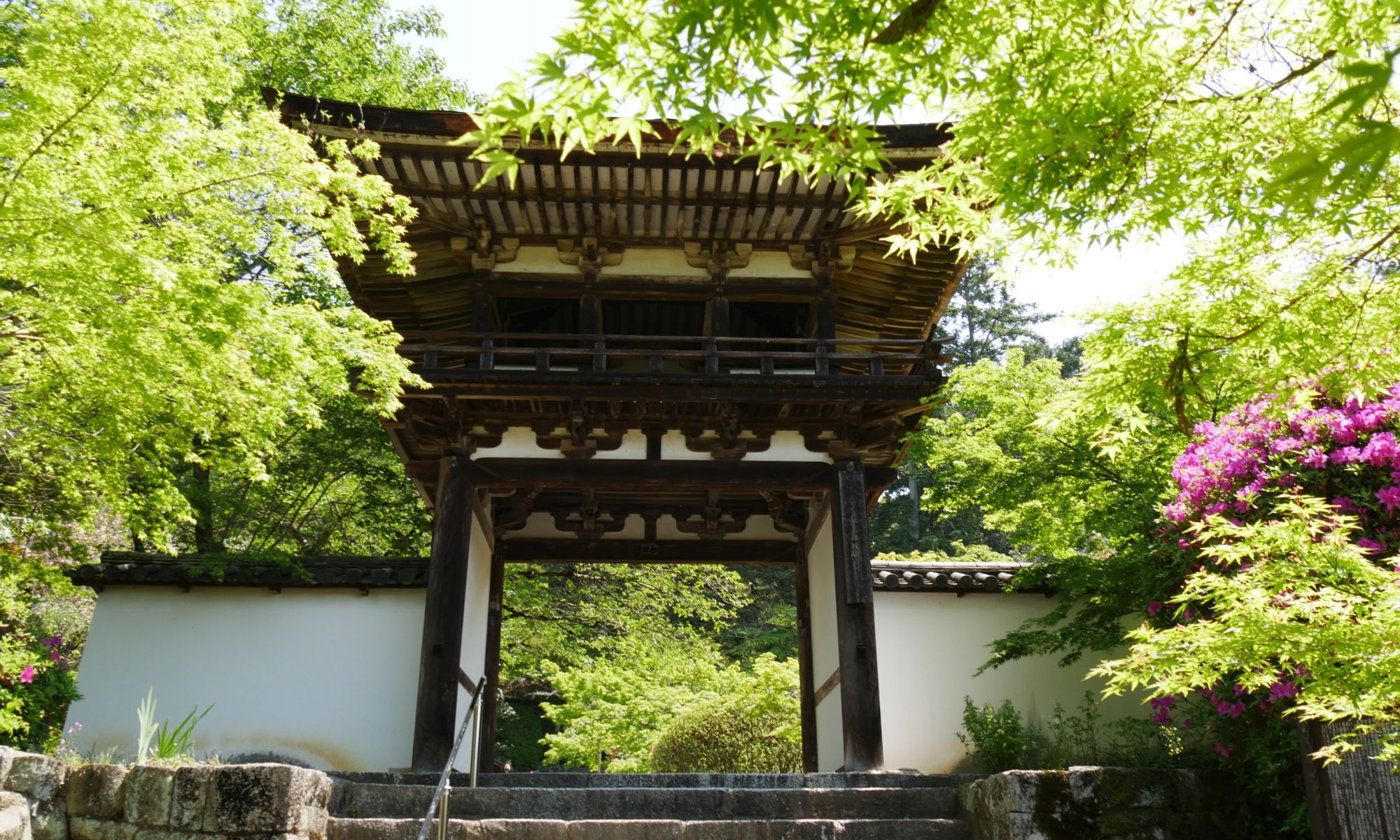 現存する日本最古の鐘楼門(長岳寺)