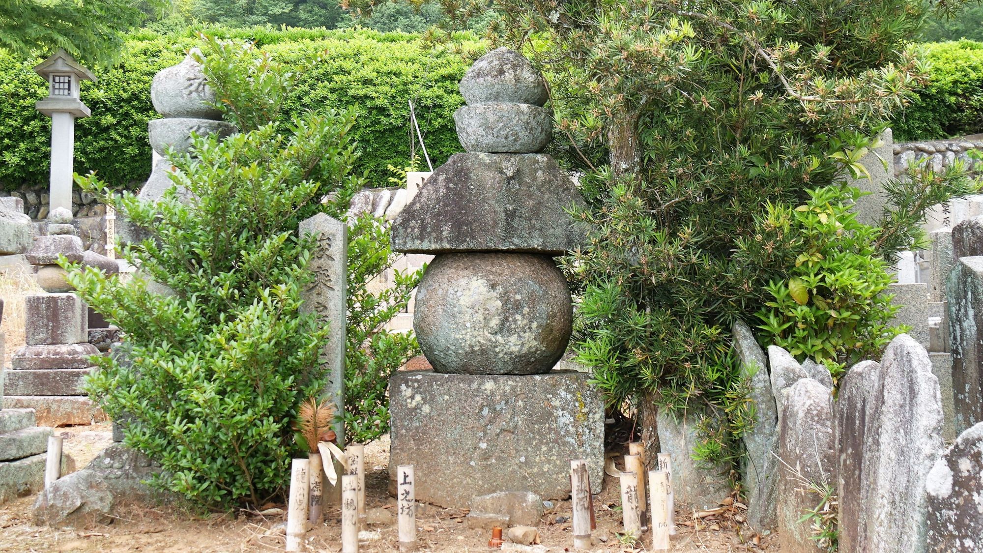 五劫院_伴墓にある重源上人三角五輪塔