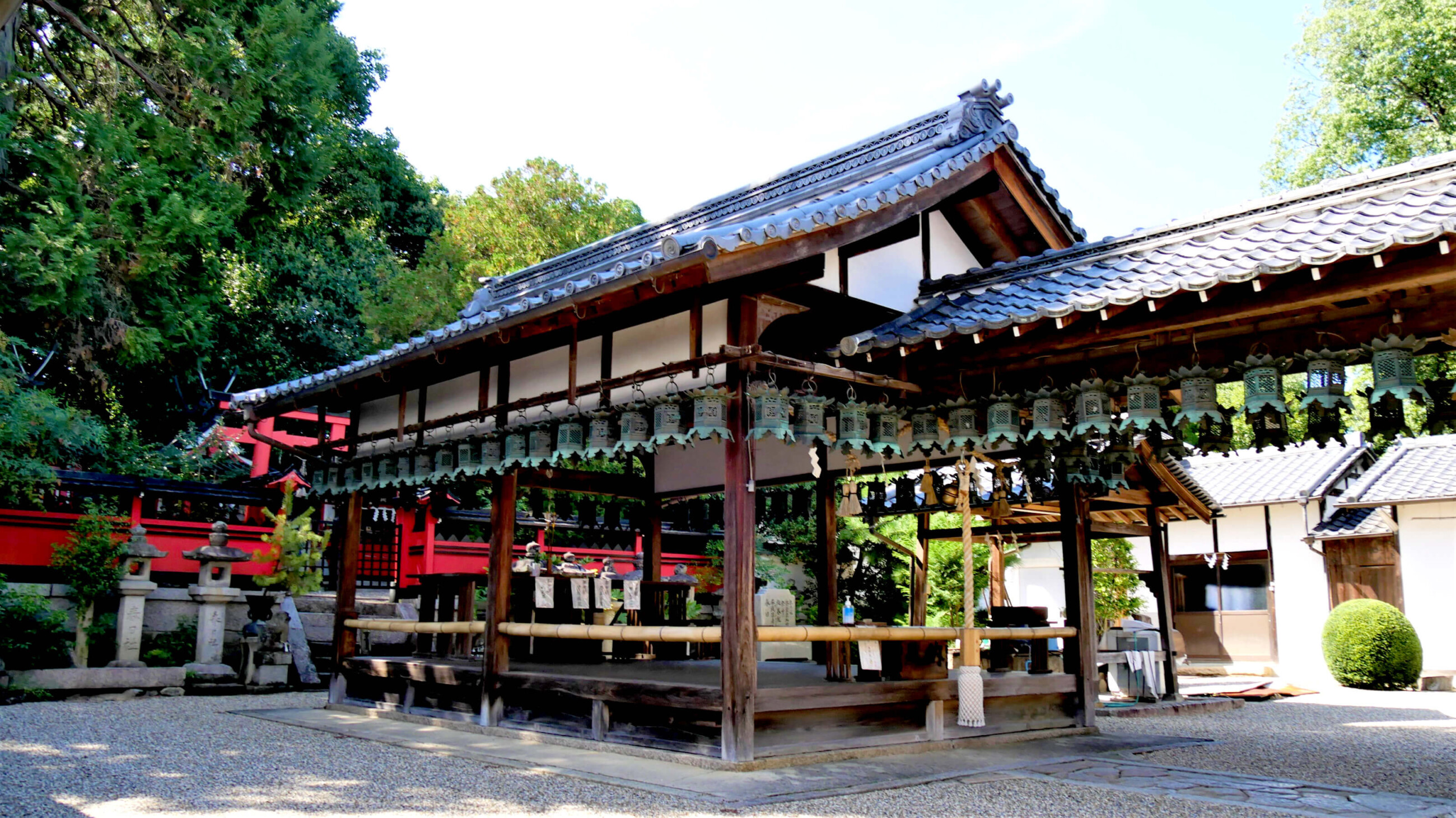 翁舞が奉納される奈良豆比古神社拝殿