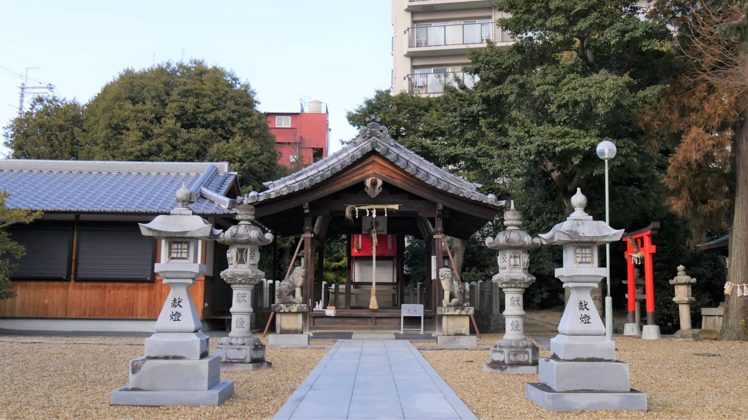 住宅に囲まれた十五所神社