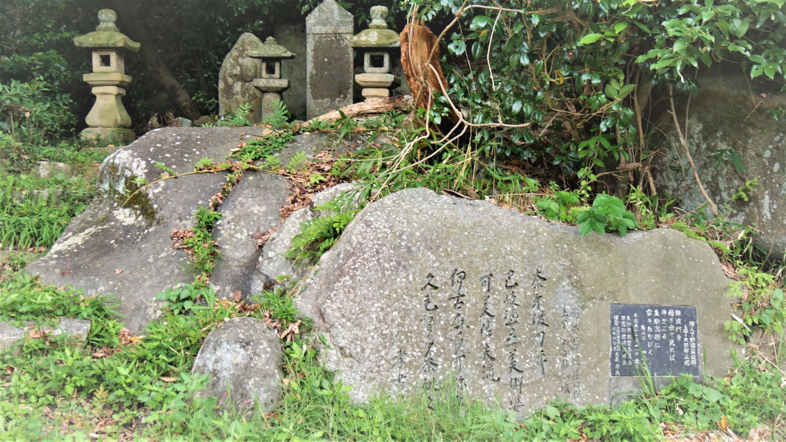 犬養孝氏揮毫の万葉歌碑と石仏群