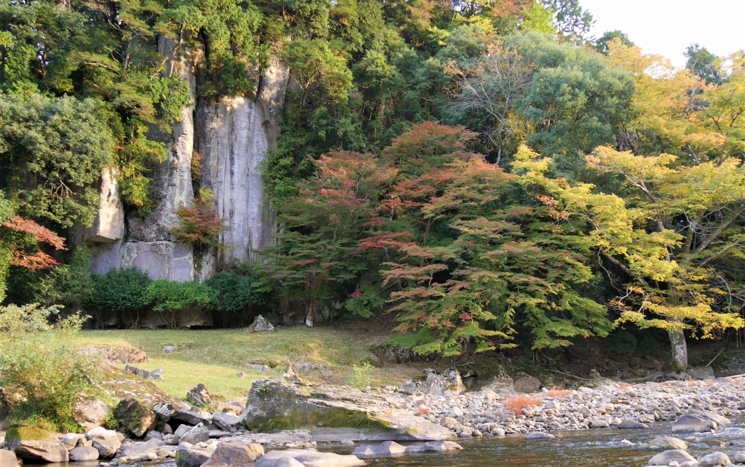 宇陀川にそびえ立つ弥勒摩崖仏