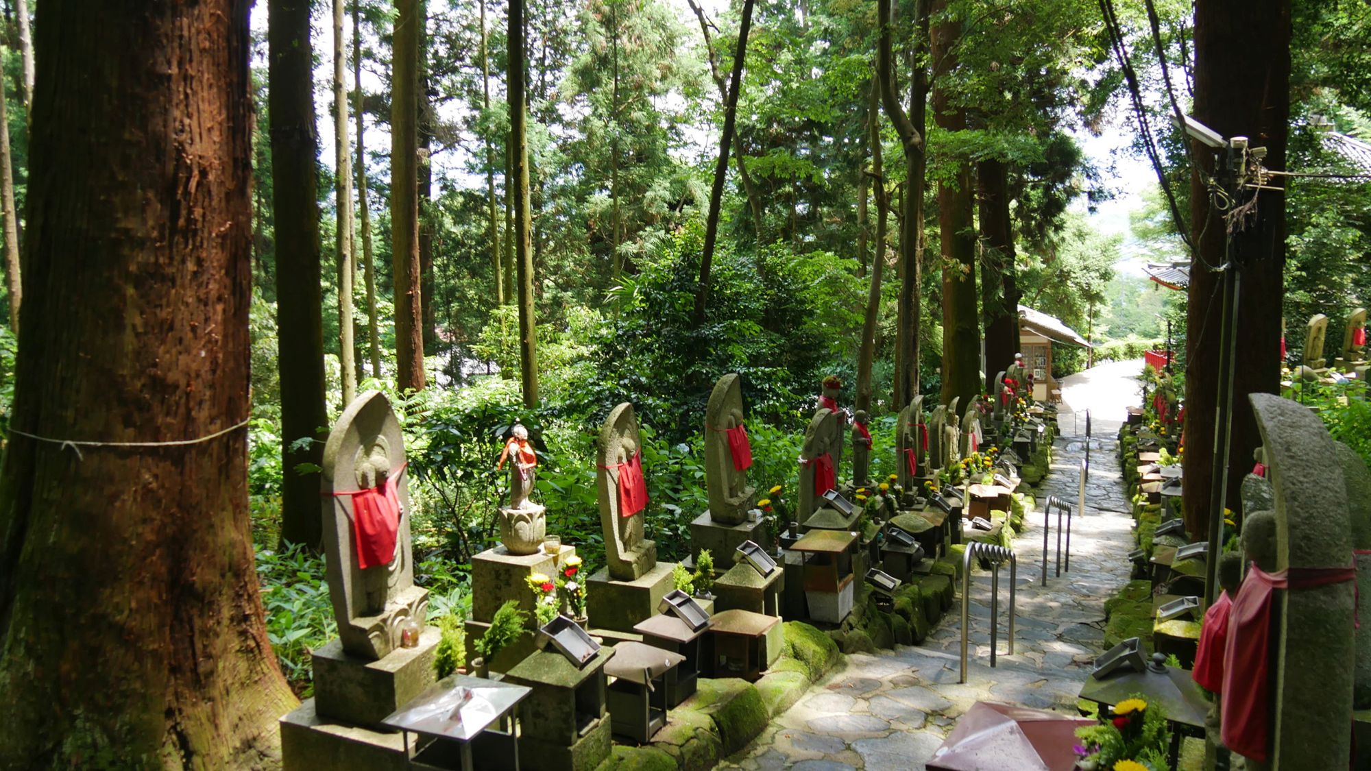 宝山寺奥之院参道の地蔵坂道