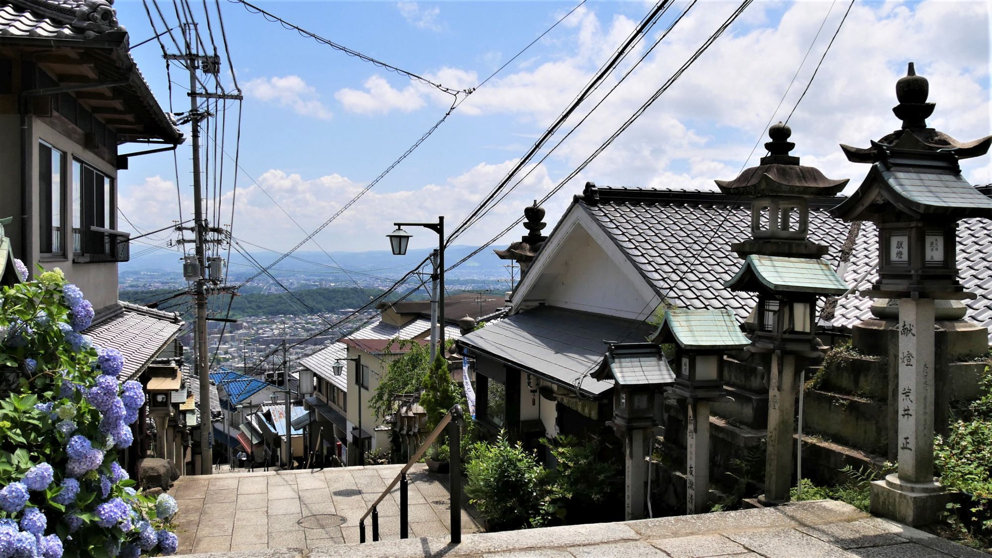市街地を見下ろす宝山寺参道