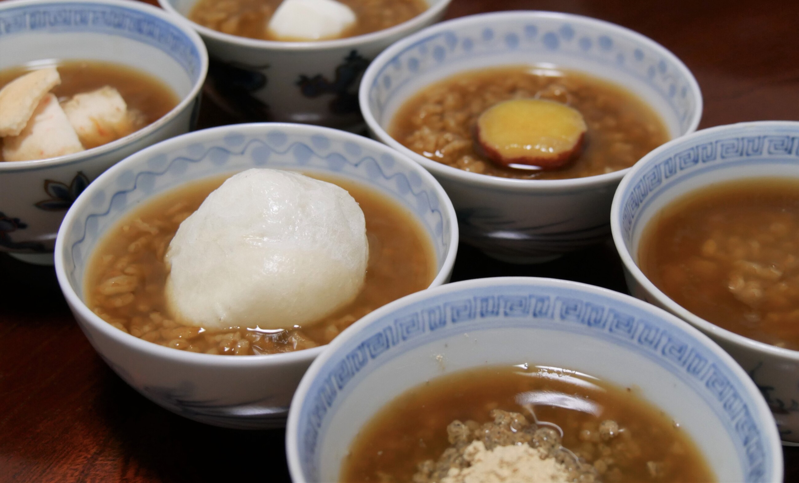 餅やはったい粉などをのせた茶粥